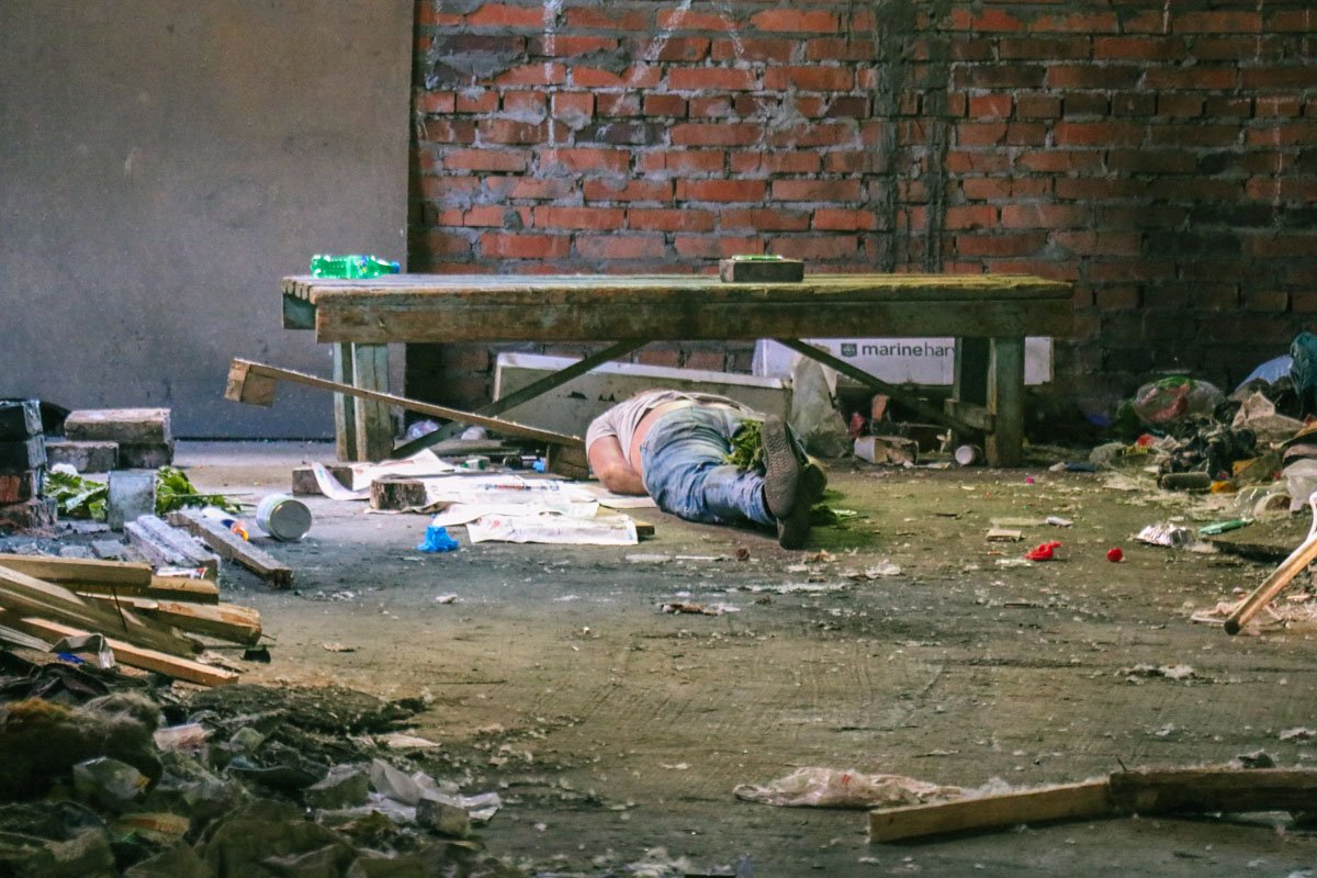 Рядом с телом лежал лист бумаги, на котором был написан номер телефона и слово «Срочно» Рядом с телом лежал лист бумаги, на котором был написан номер телефона и слово «Срочно»