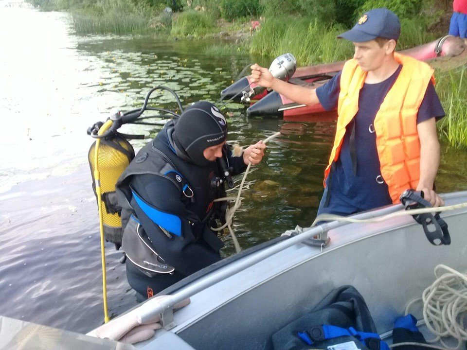 В 15 метрах от берега на Оболонской набережной спасатели нашли тело мужчины, который утонул 