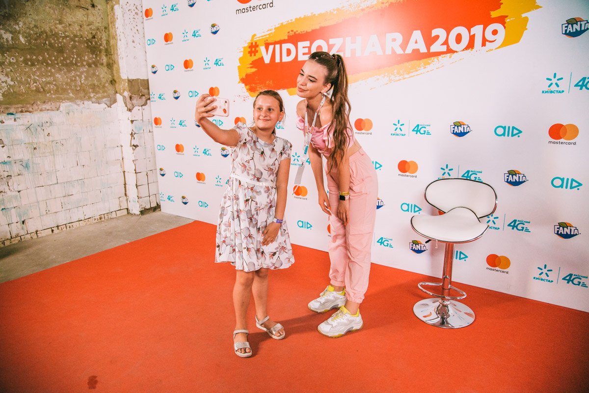 Лиза никогда не отказывает в фото с фанатами Лиза никогда не отказывает в фото с фанатами