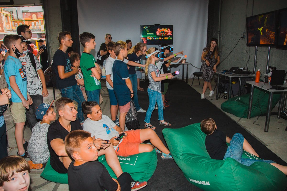 В начале павильона геймерская техника, кибертурниры, железные скульптуры и места для тестирования игр В начале павильона геймерская техника, кибертурниры, железные скульптуры и места для тестирования игр