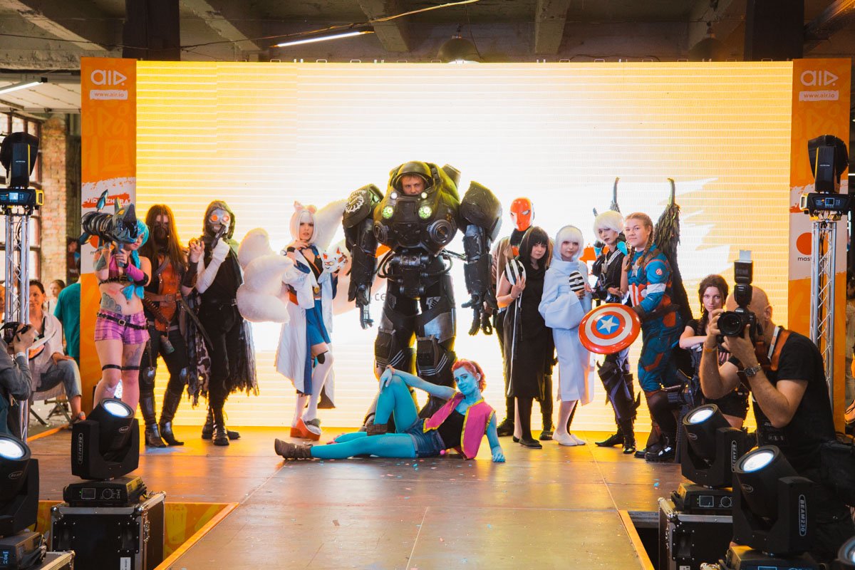 Также там проводились косплей-шоу оба дня Также там проводились косплей-шоу оба дня