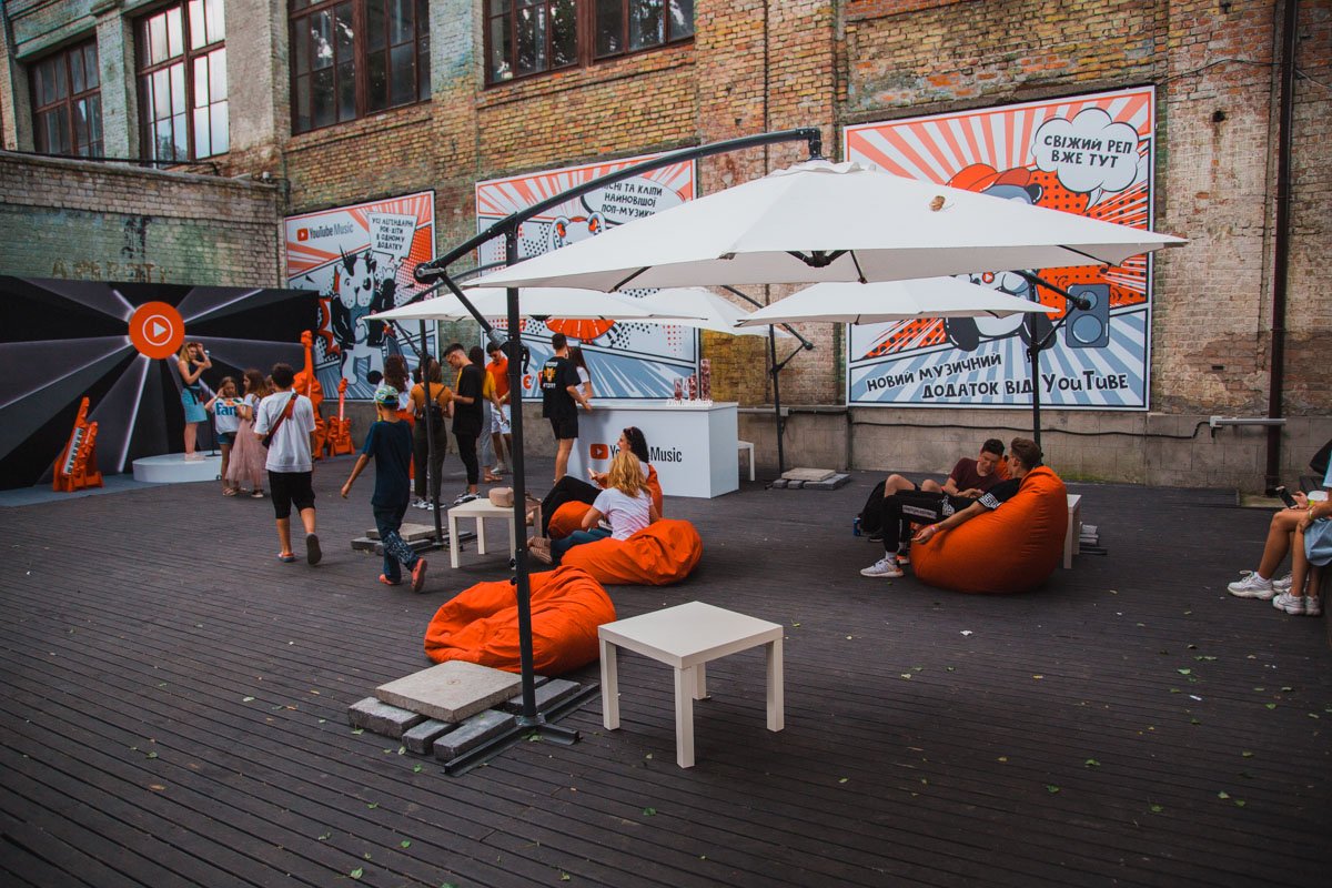 Пуфы по всей локации Пуфы по всей локации