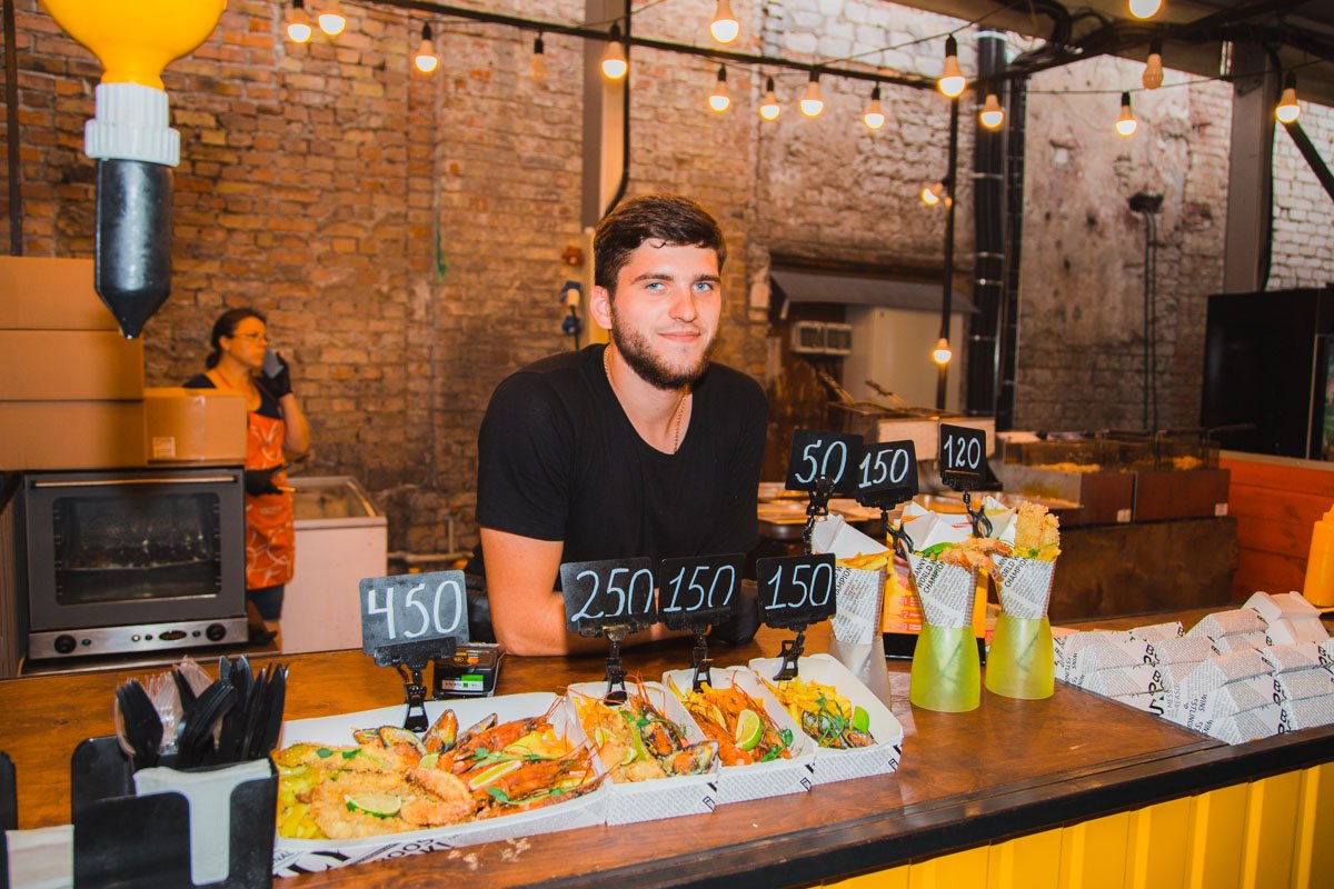 Стандартный фестивальный набор - закуска и напиток - обходились где-то в районе 200-300 гривен Стандартный фестивальный набор - закуска и напиток - обходились где-то в районе 200-300 гривен