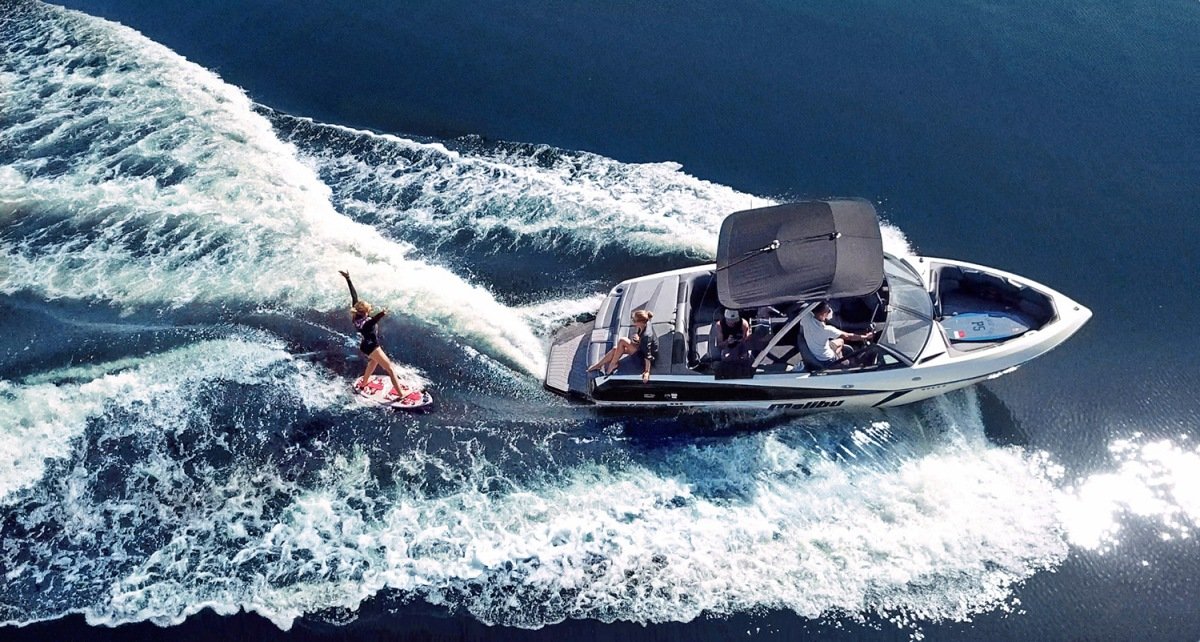 Для создания волны используются современные катера-буксировщики, а обучение происходит быстрее – можно научится стоять на доске уже после первого занятия Для создания волны используются современные катера-буксировщики, а обучение происходит быстрее – можно научится стоять на доске уже после первого занятия