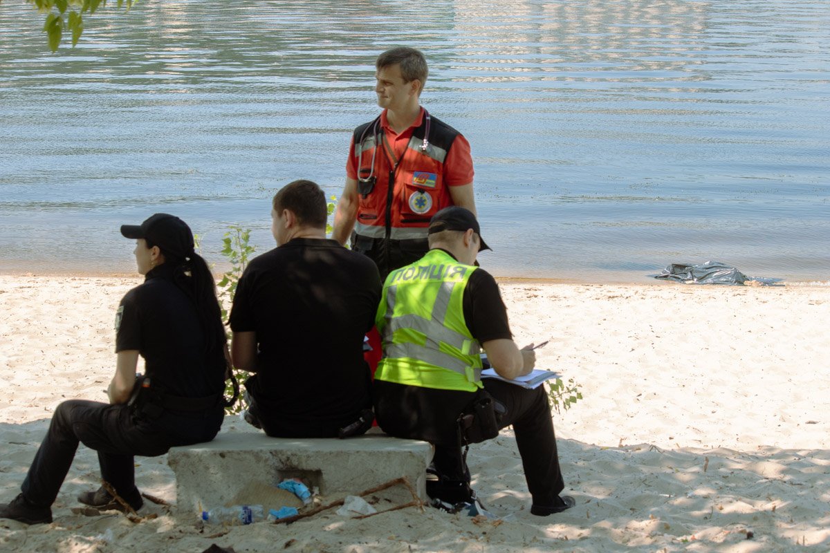 Мужчину доставили на берег спасатели 