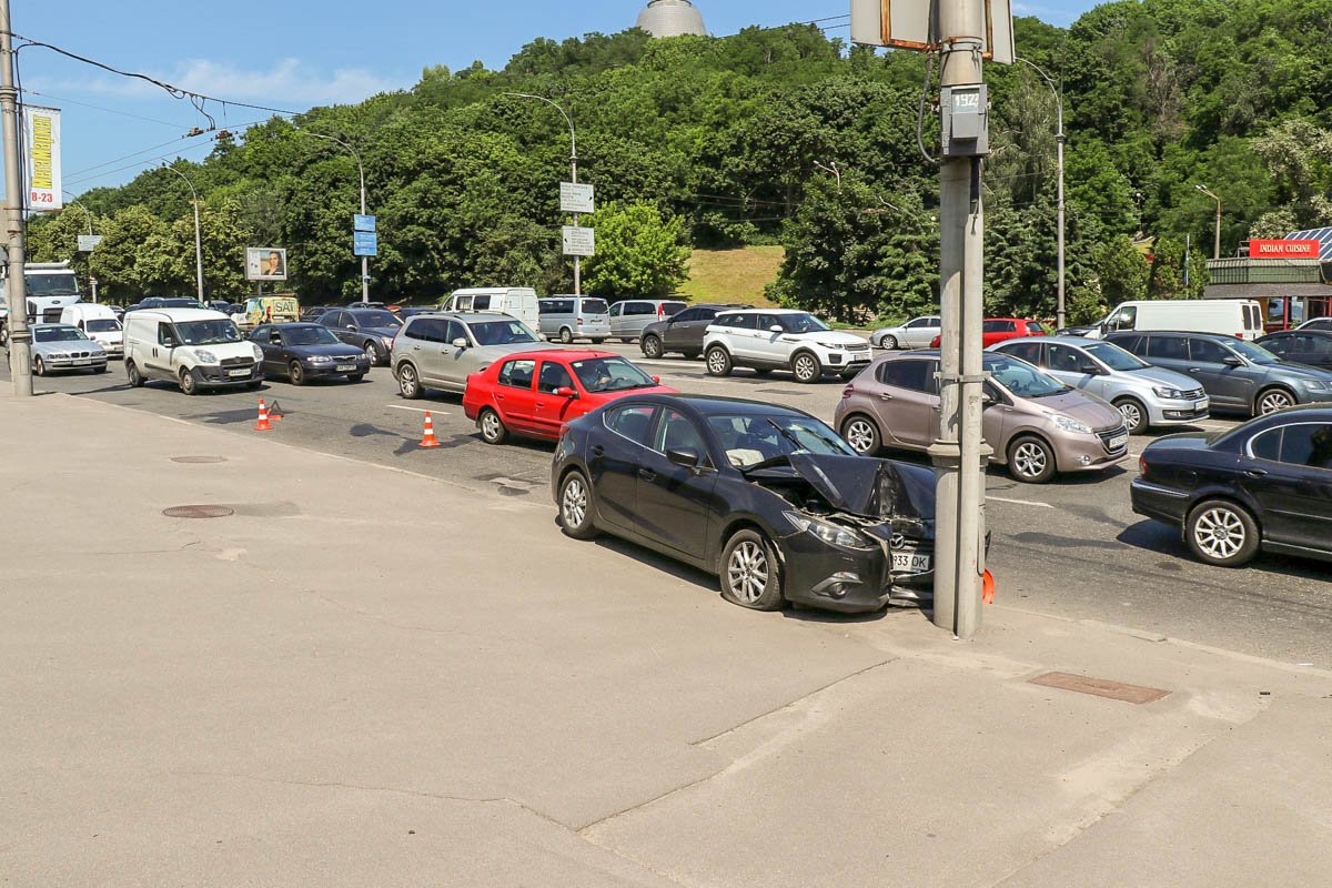 В Киеве на бульваре Дружбы Народов, перед развязкой моста Патона, произошло ДТП с пострадавшими В Киеве на бульваре Дружбы Народов, перед развязкой моста Патона, произошло ДТП с пострадавшими