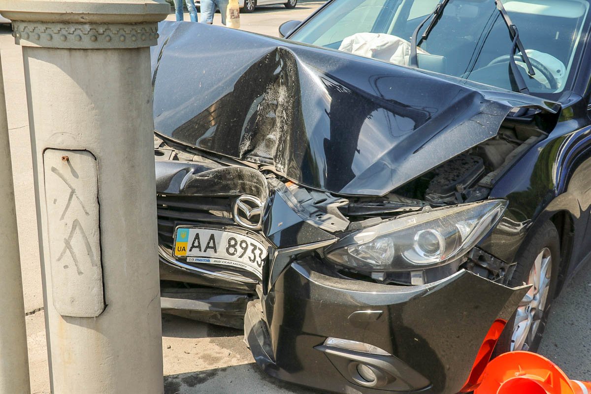 Автомобиль Mazda 3 врезался в столб Автомобиль Mazda 3 врезался в столб