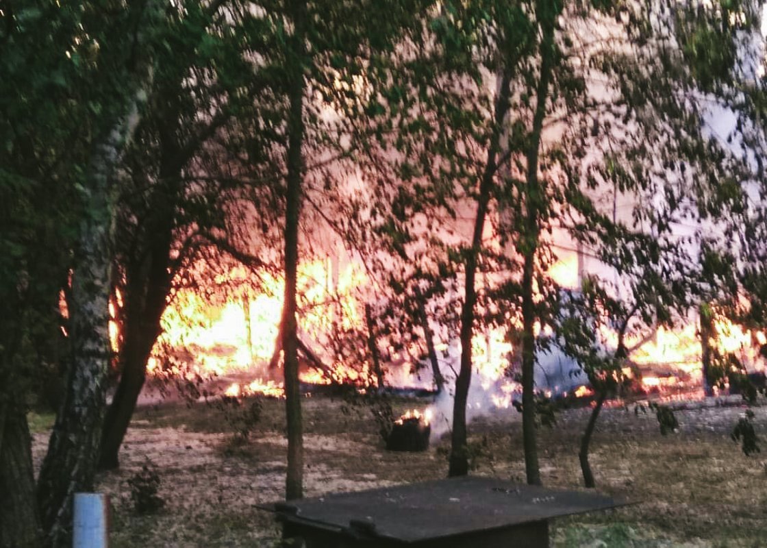 В поселке Водогон начался крупный пожар В поселке Водогон начался крупный пожар