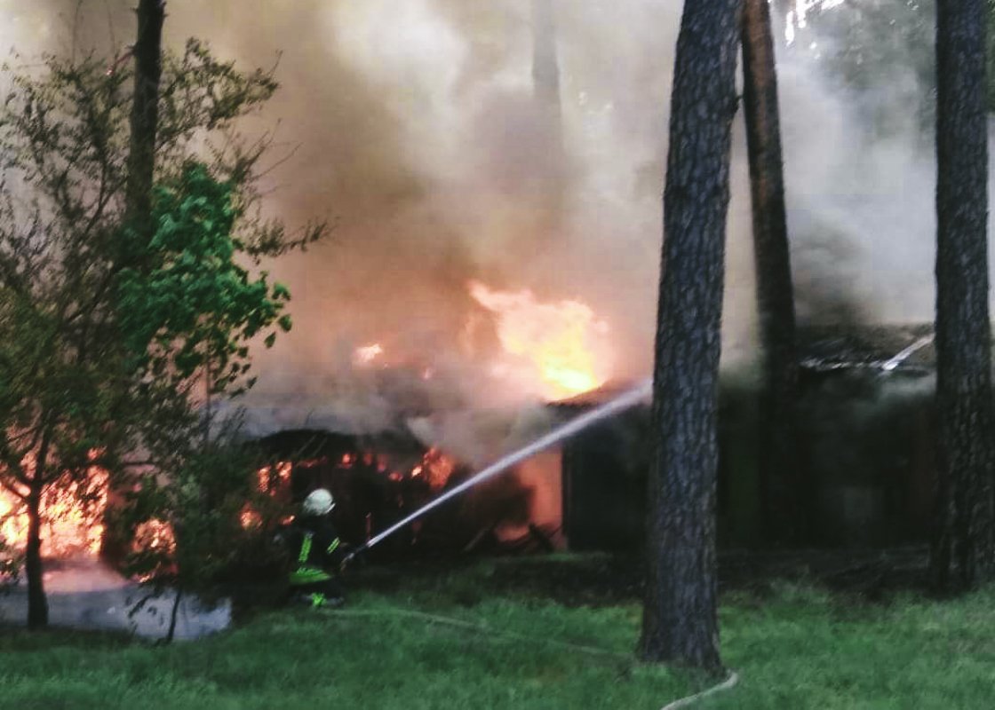 Огонь охватил площадь пожара более 100 квадратных метров Огонь охватил площадь пожара более 100 квадратных метров