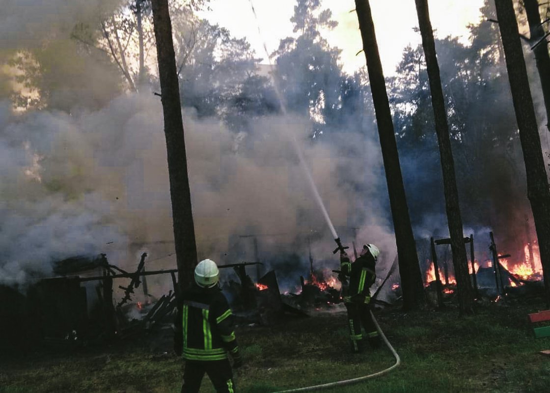 Пожарные работают над ликвидацией возгорания Пожарные работают над ликвидацией возгорания