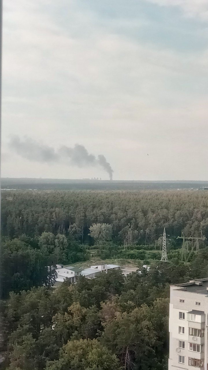 Густой столб дыма видно с разных концов Киева Густой столб дыма видно с разных концов Киева