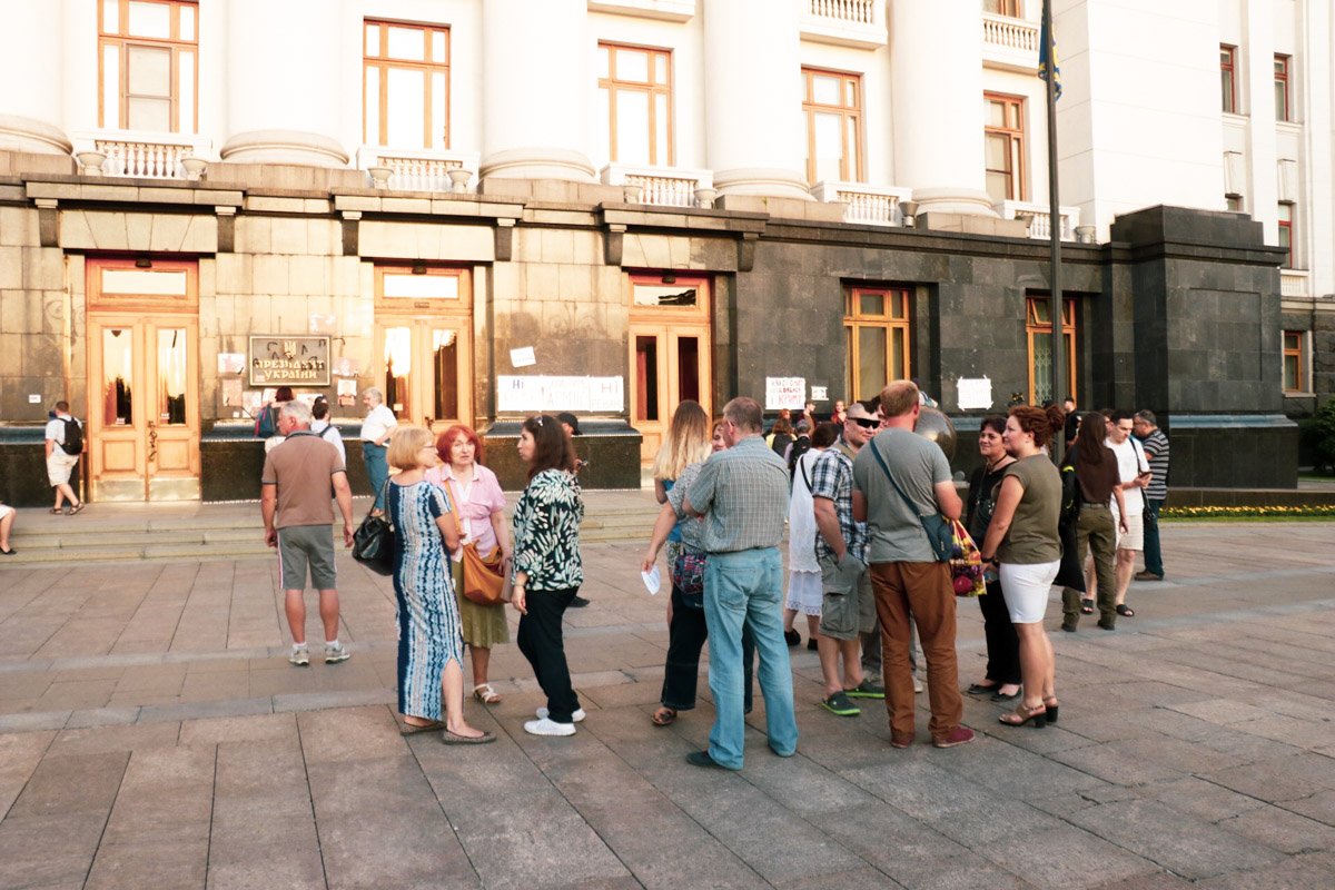 Вечером понедельника, 10 июня, на Банковой начался масштабный митинг