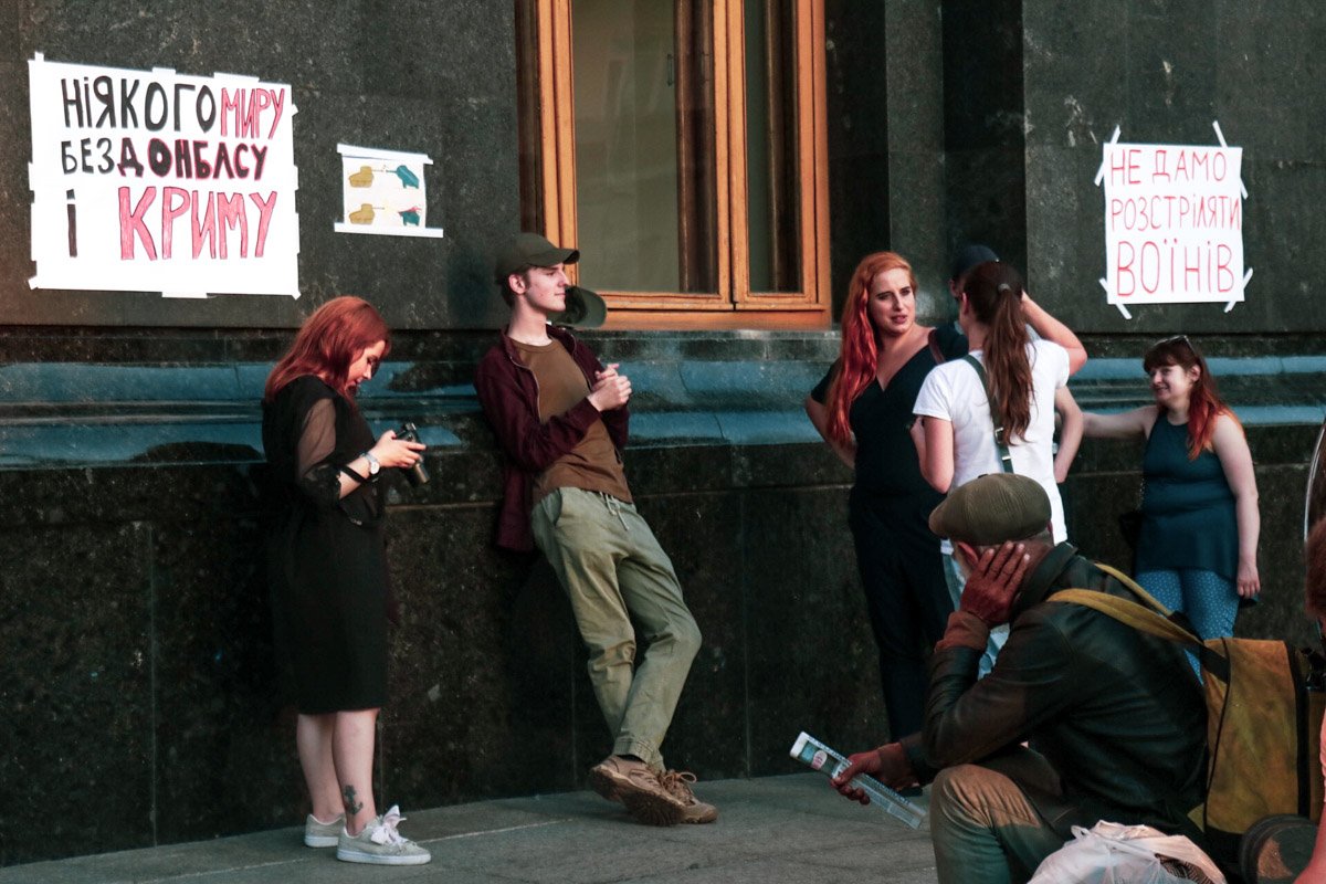 Около тысячи человек пришли под Администрацию Президента, прихватив с собой фотографии погибших воинов и лампадки