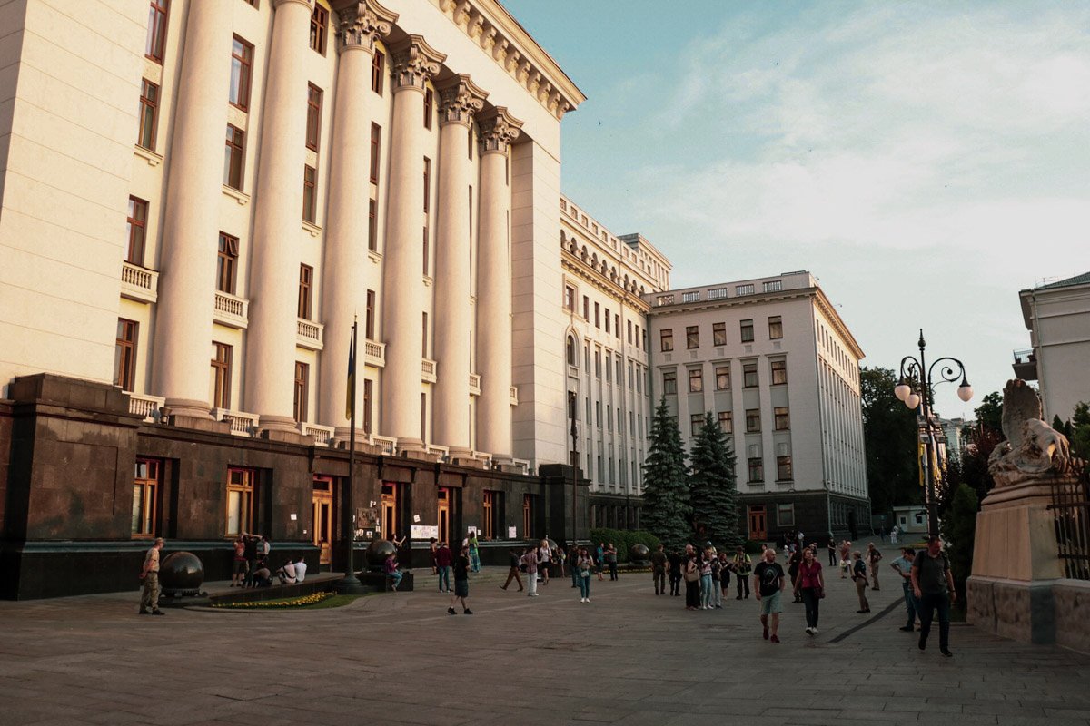 Протестующие недовольны мирным планом, так как считают, что вторая сторона не желает его придерживаться и убивает украинских военных