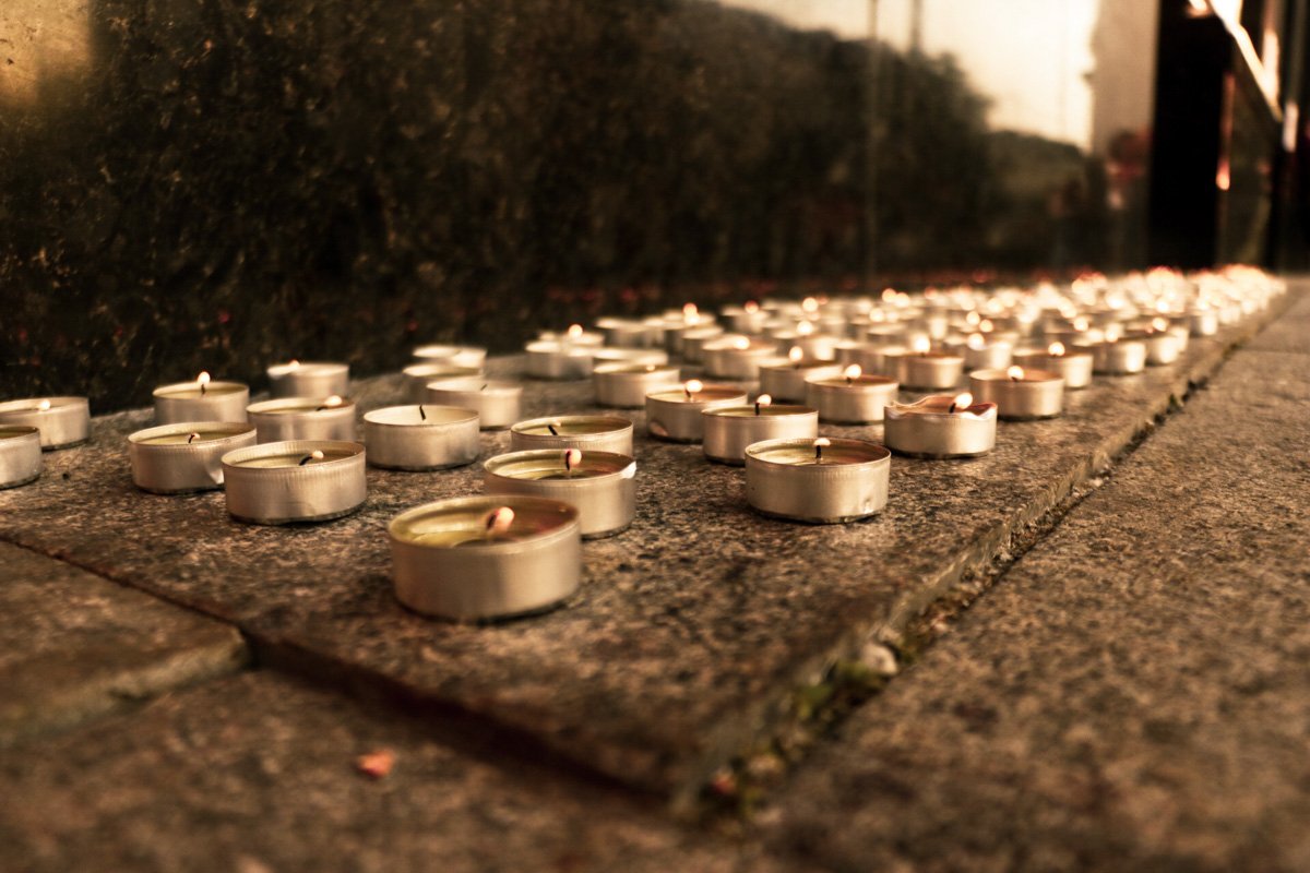 юди спели гимн Украины и зажгли свечи в память о погибших