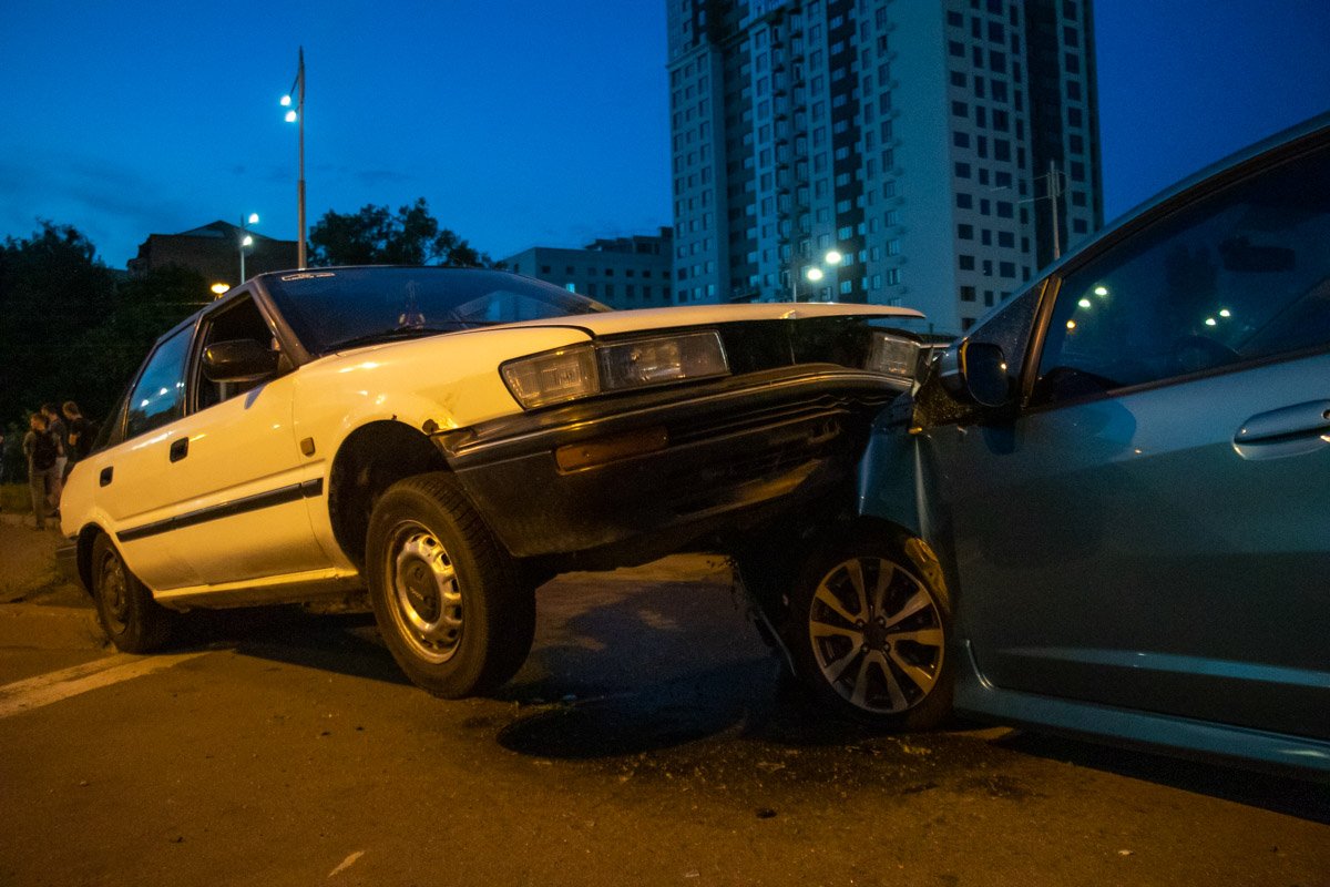 В понедельник, 10 июня, в Киеве на улице Жилянской произошла авария с участием двух автомобилей В понедельник, 10 июня, в Киеве на улице Жилянской произошла авария с участием двух автомобилей