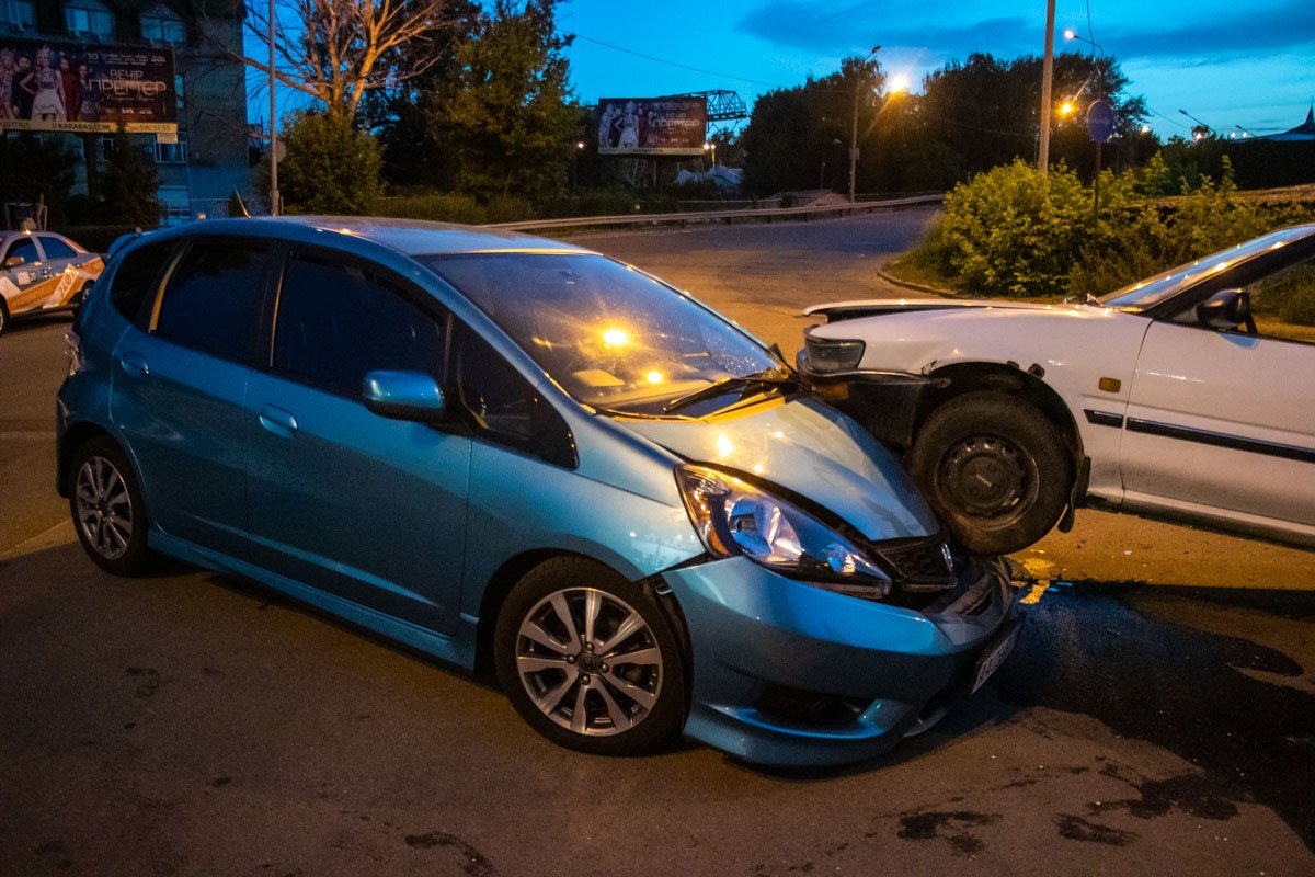 Toyota заезжала на Воздухофлотский мост, в машине отказали тормоза и она влетела в припаркованную на обочине Honda Toyota заезжала на Воздухофлотский мост, в машине отказали тормоза и она влетела в припаркованную на обочине Honda
