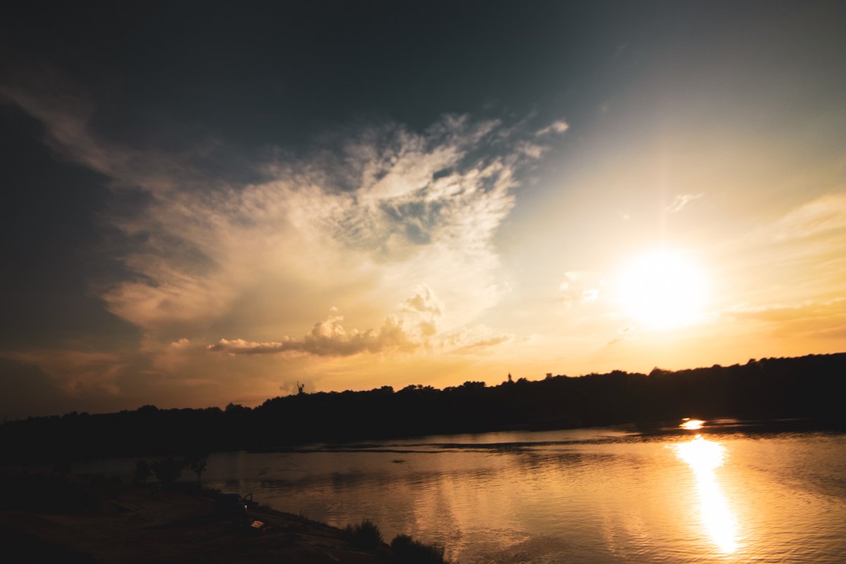 Небо смотрит в водное зеркало Небо смотрит в водное зеркало