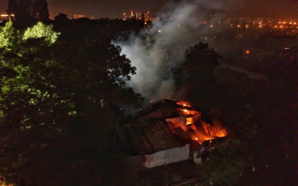 Возгорание произошло на крыше одноэтажного деревянного здания открытым пламенем на площади 500 квадратных метров