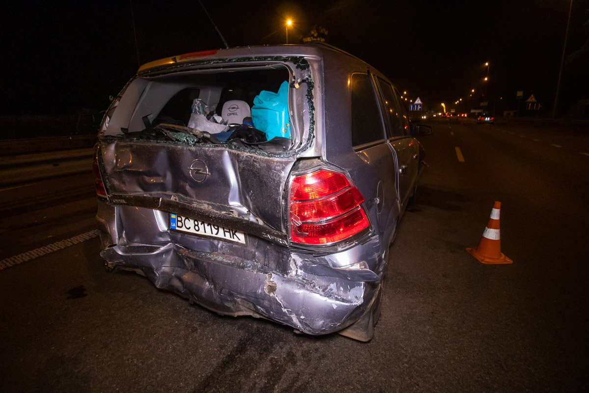 Возле стационарного пункта полиции столкнулись Opel, «Жигули» и грузовик Mercedes