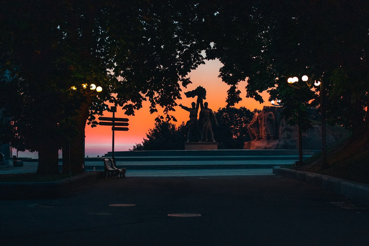 Солнце всходит и заходит независимо от времени года, обстоятельств и настроения людей