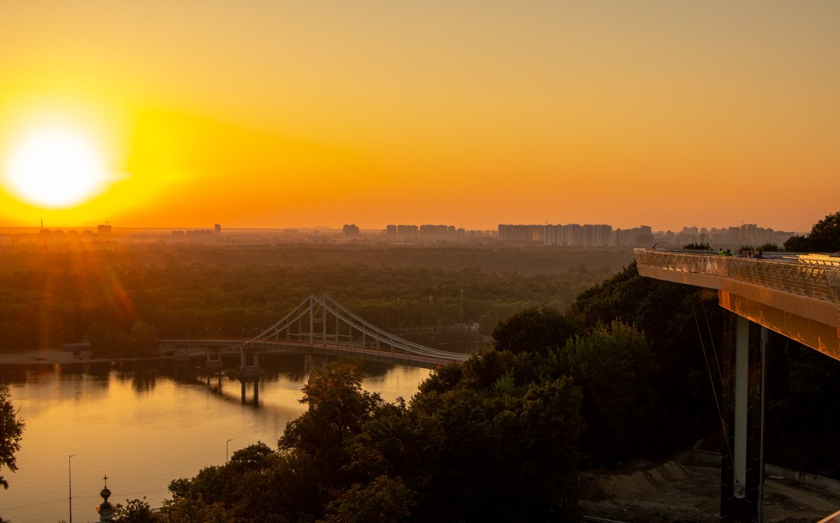 Оно начинает день и заканчивает его, дарит тепло и энергию, пробуждает и заставляет двигаться вперед