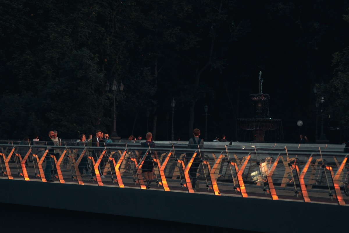 Кажется, что иногда жители города за ним просто не успевают