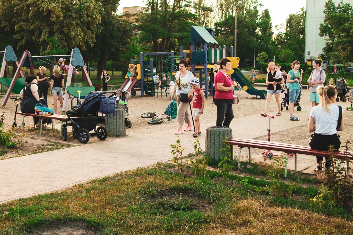 В зеленой зоне Авроры установят новые лавочки и урны