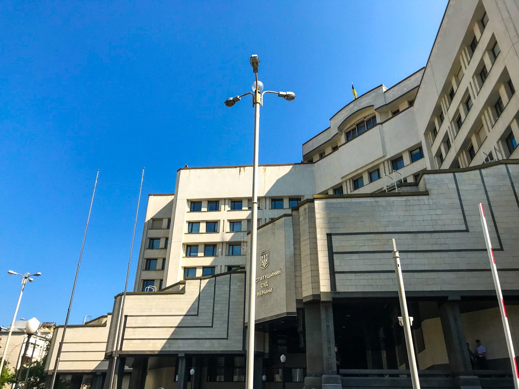 11 июня возле Конституционного суда собрались десятки людей