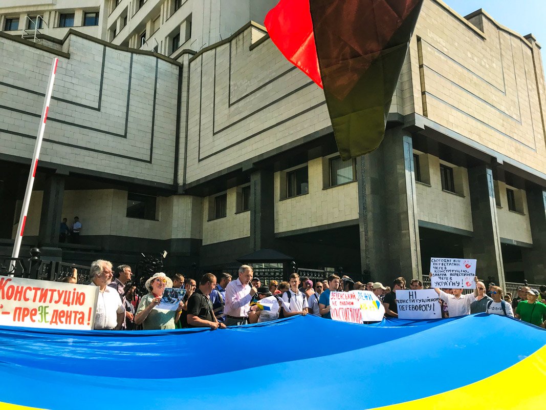 Однако уже в 9:30 под зданием КС собрались митингующие и полиция