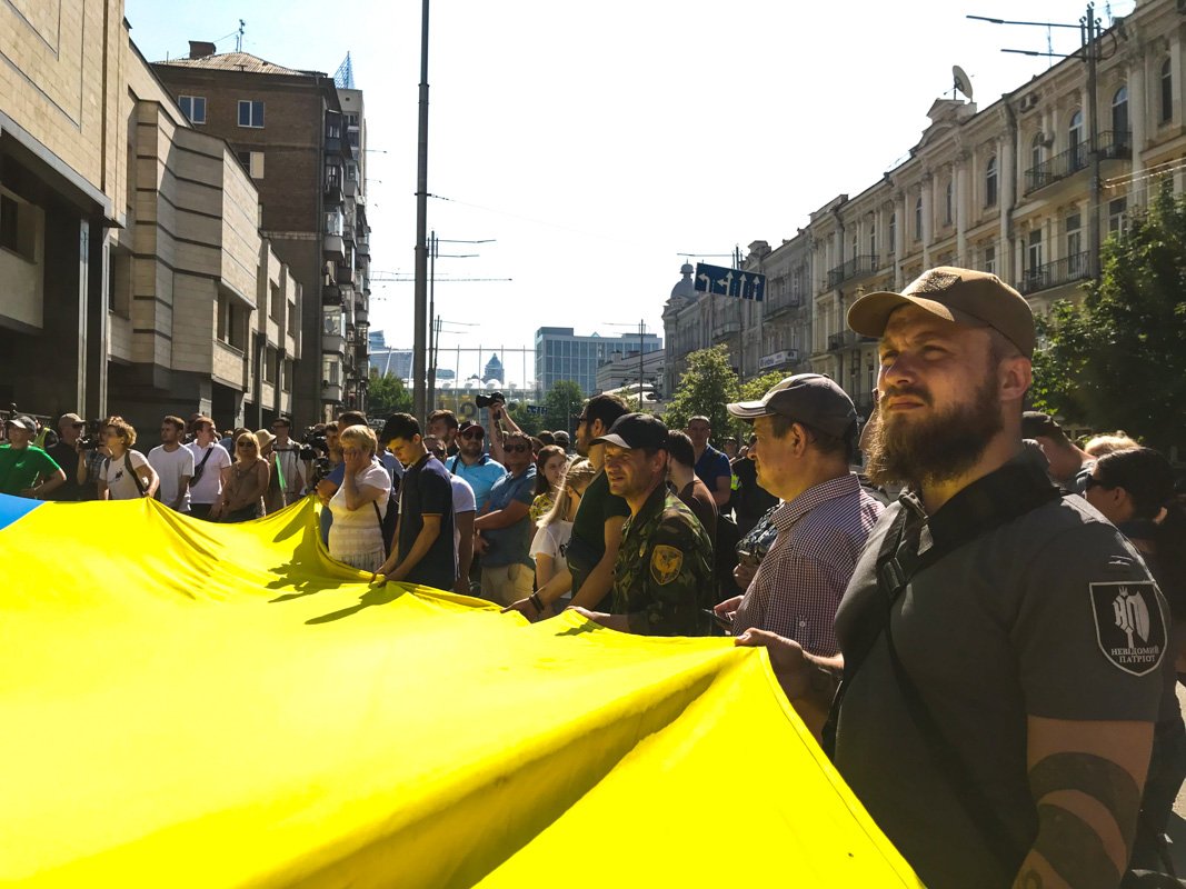 Люди обвиняют Владимира Зеленского, что он нарушил Конституцию, когда распустил парламент