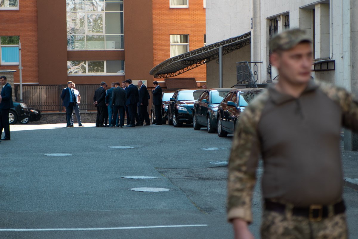 Участники процесса заезжают во внутренний двор минуя протестующих