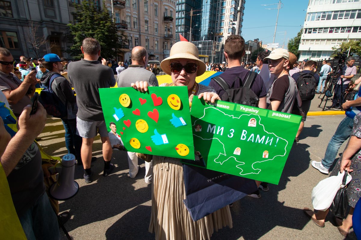 Есть и те, кто пришел поддержать действующего Президента 