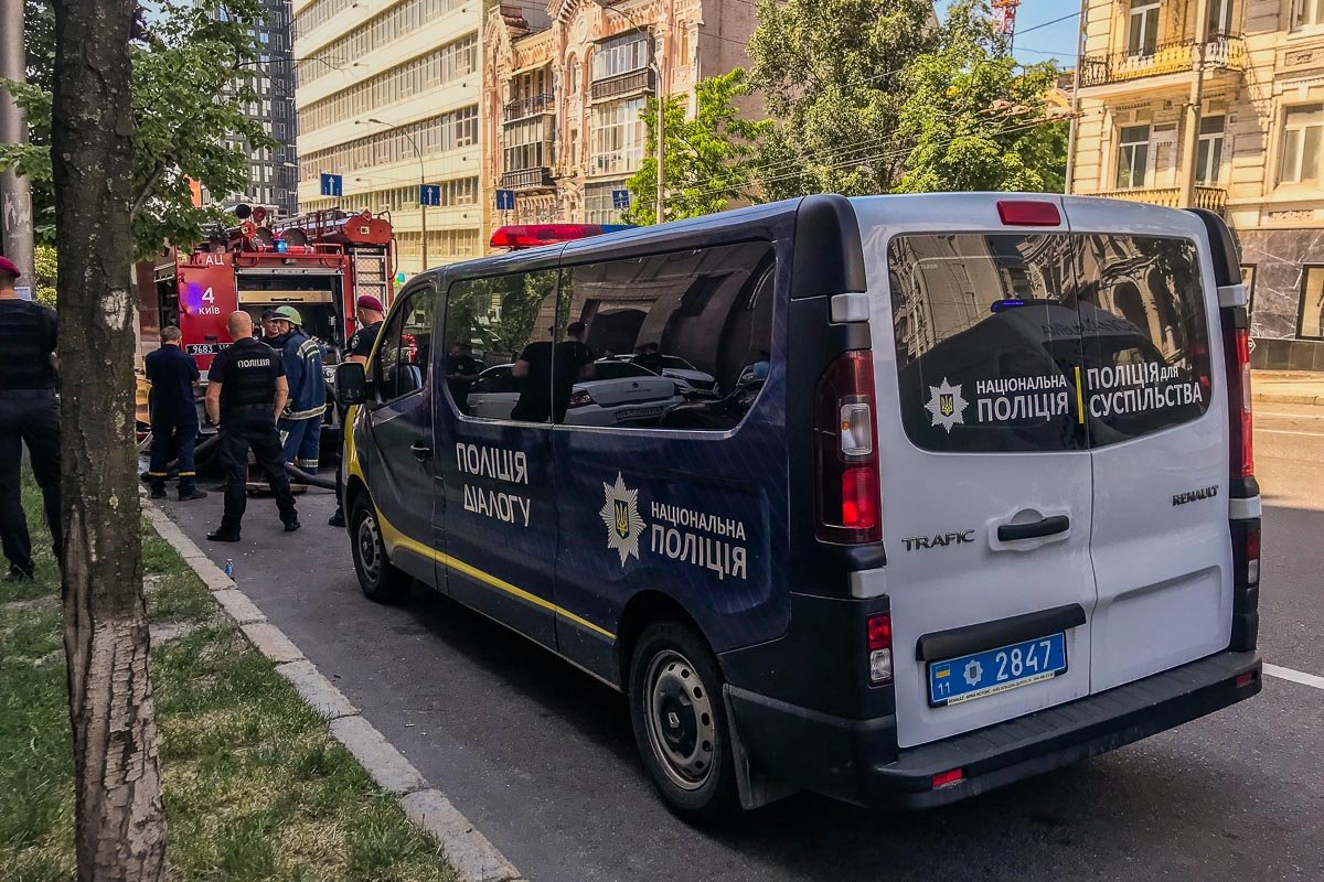 На место оперативно выехали взрывотехники, кинологи, полиция и медики На место оперативно выехали взрывотехники, кинологи, полиция и медики