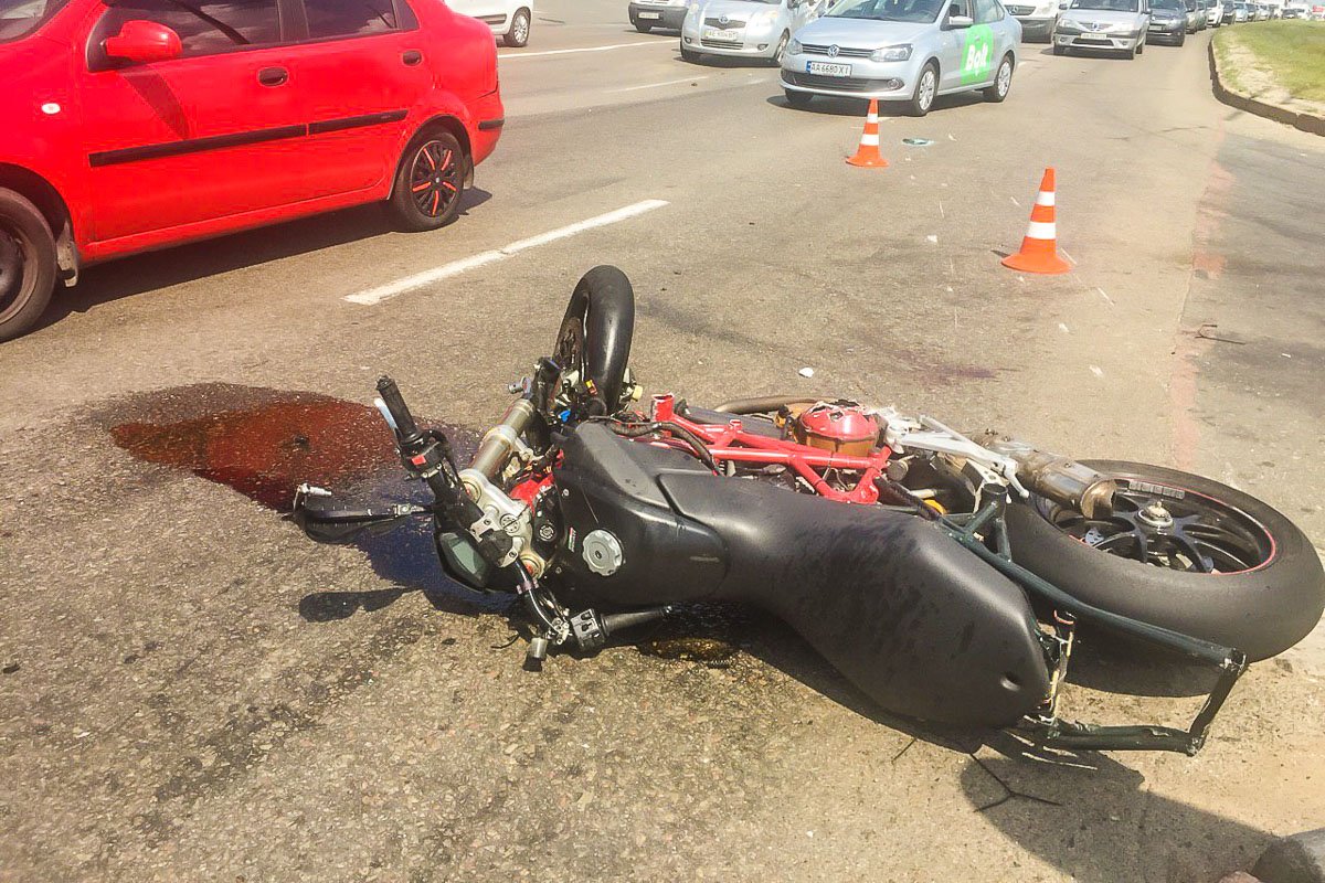 Байкер на полном ходу влетел в Toyota Байкер на полном ходу влетел в Toyota