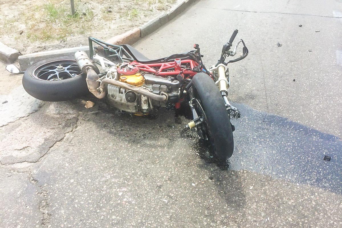 Водителя мотоцикла забрала скорая помощь Водителя мотоцикла забрала скорая помощь