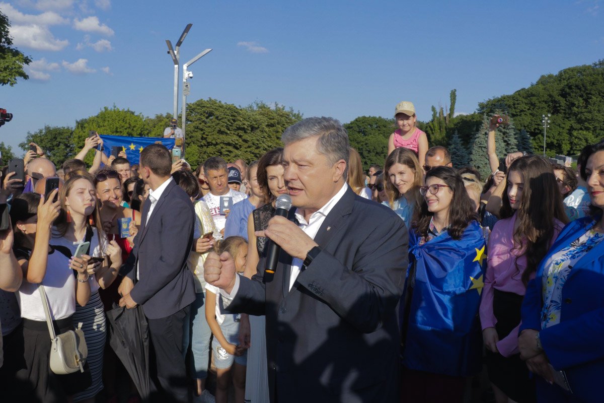 Порошенко встретил вторую годовщину безвиза на пешеходном мосту в Киеве