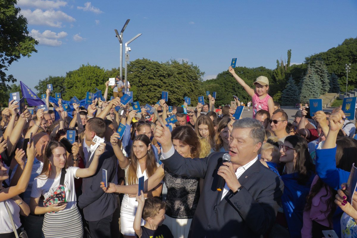 Люди подняли вверх свои паспорта. Так они продемонстрировали что гордятся гражданством Украины