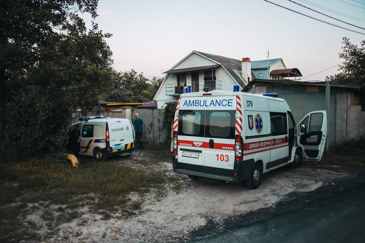 На месте работали правоохранители, карета скорой помощи и следственно-оперативная группа