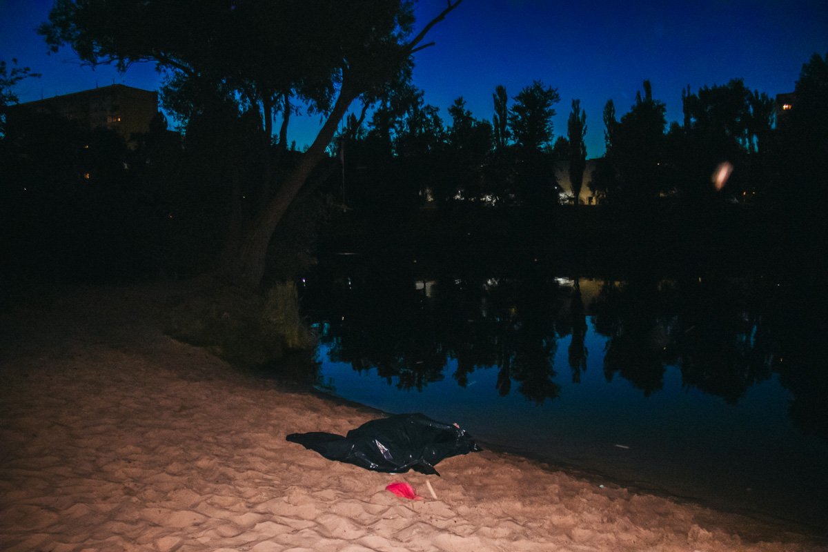 Он решил похвастаться товарищам, как умеет делать сальто, прыгая с тарзанки Он решил похвастаться товарищам, как умеет делать сальто, прыгая с тарзанки