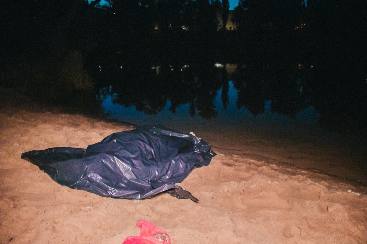 После так называемого трюка мужчина еще несколько минут плавал в озере После так называемого трюка мужчина еще несколько минут плавал в озере