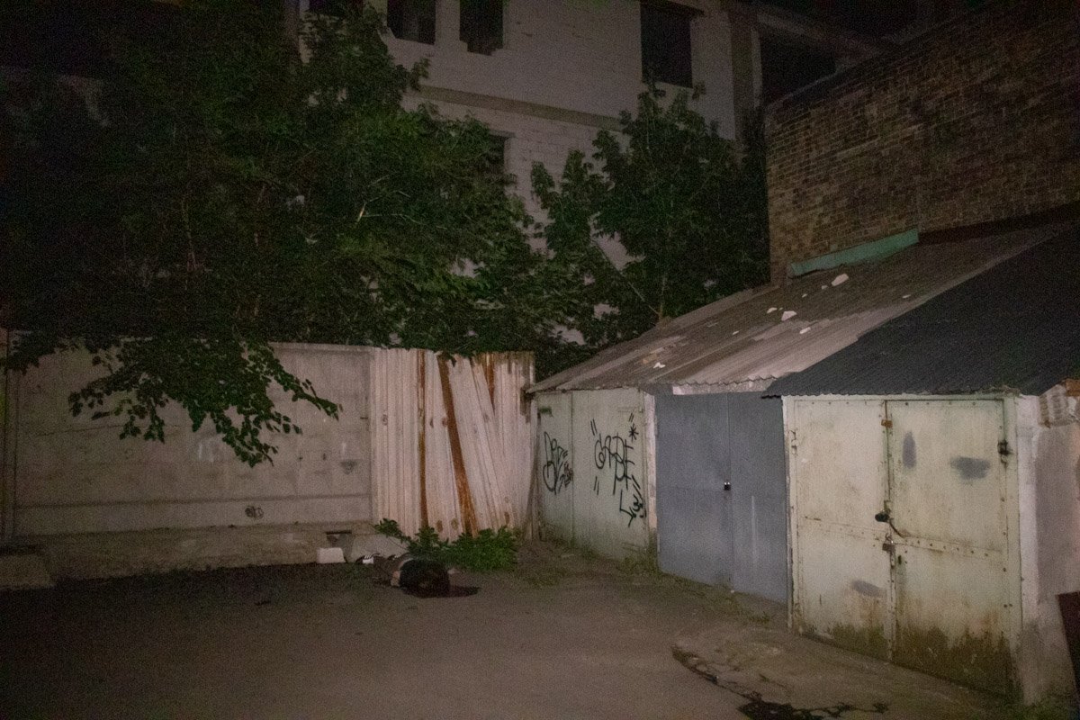 В недостроенном 9-этажном доме, который находится во дворе по адресу улица Братская, 4, парень выпрыгнул из окна