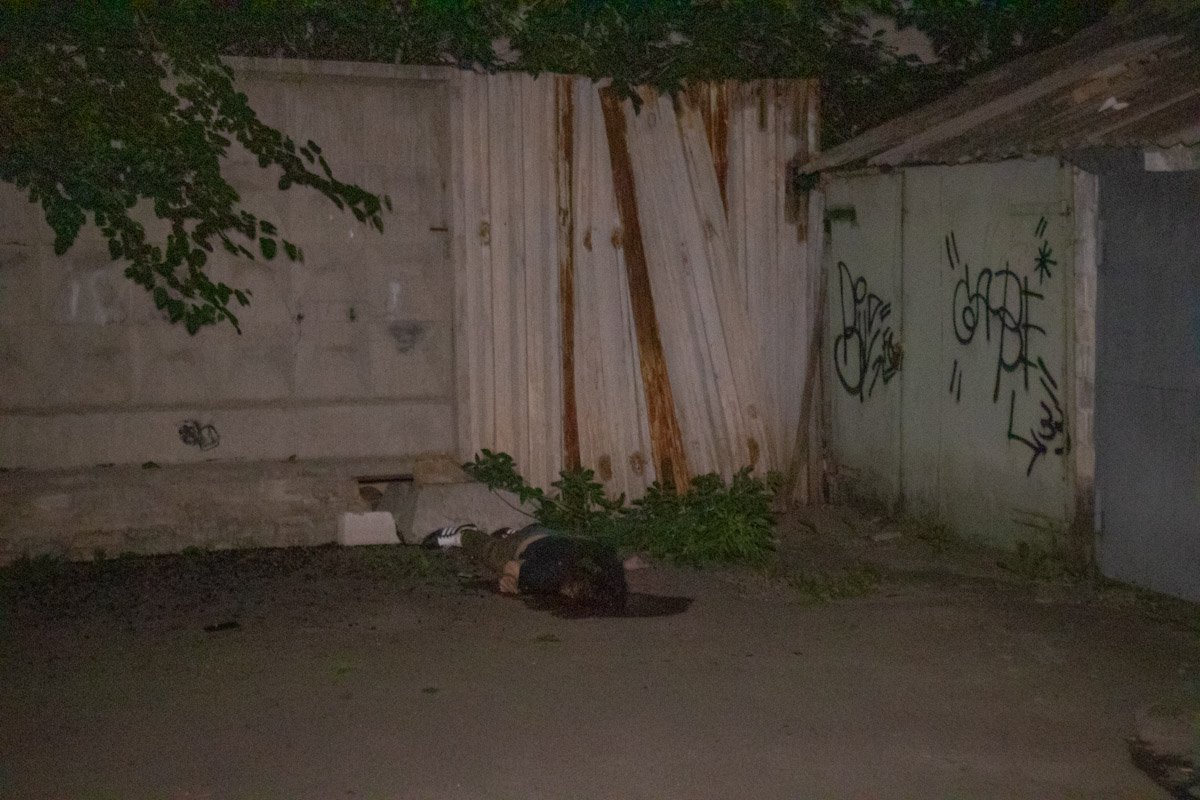 Предположительно, погибший прыгал с верхних этажей, так как тело вылетело за забор