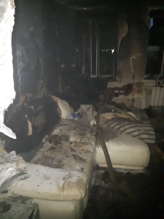 На улице Планерной, 21 загорелся частный одноэтажный дом