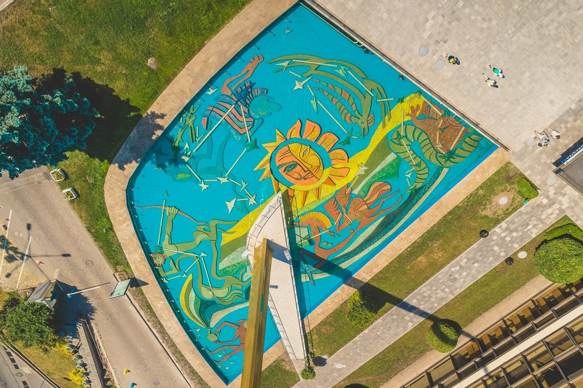 Фонтаны возле Дворца детей и юношества теперь выглядят ярко и стильно