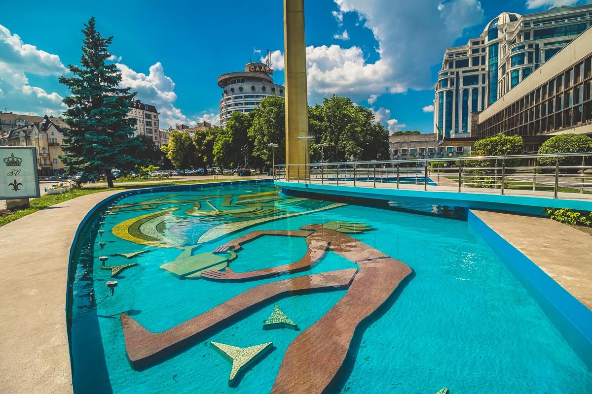 И фонтан новый и поза интересная