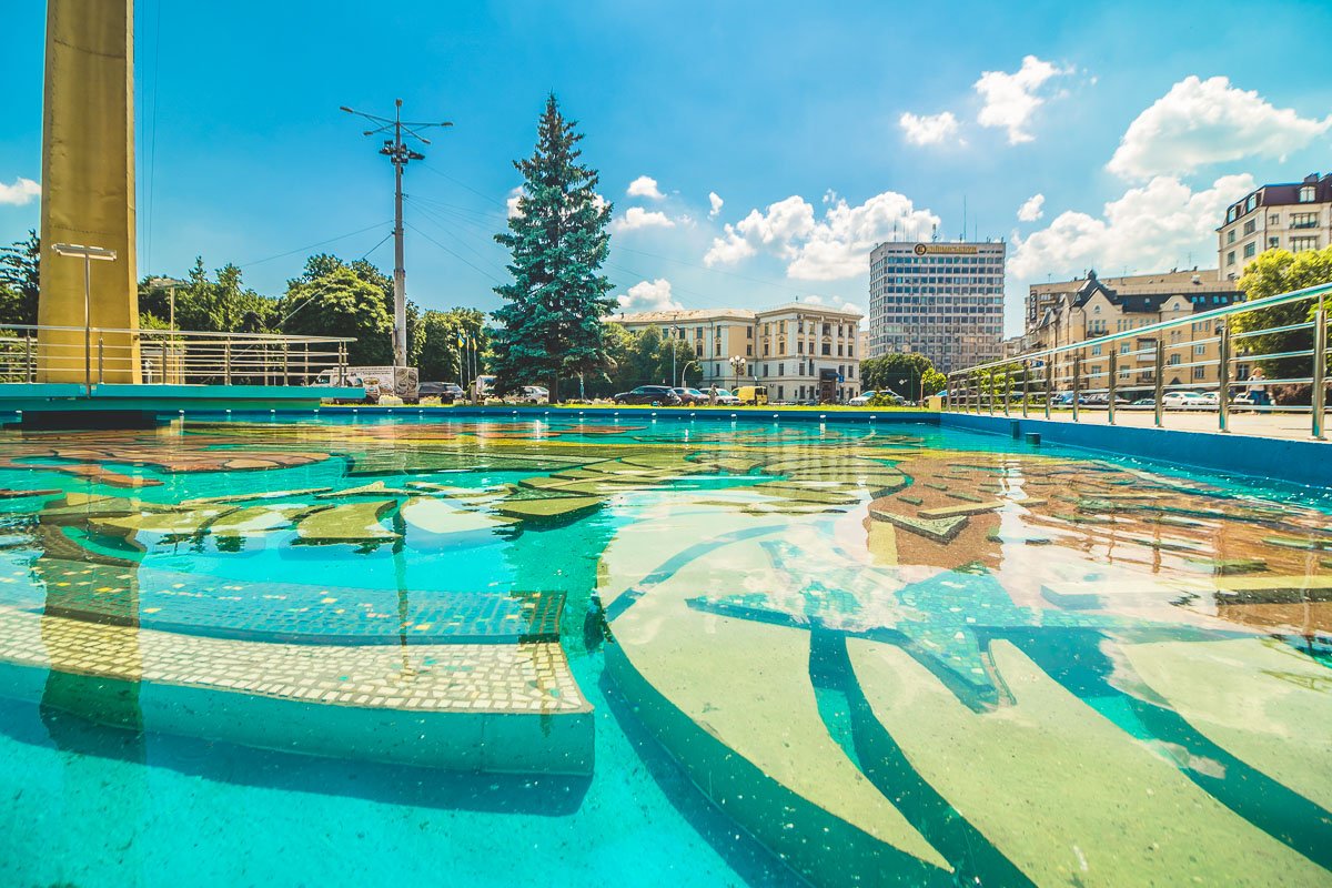 Яркое солнце, яркий фонтан - что еще нужно чтобы ярко провести выходной день в Киеве