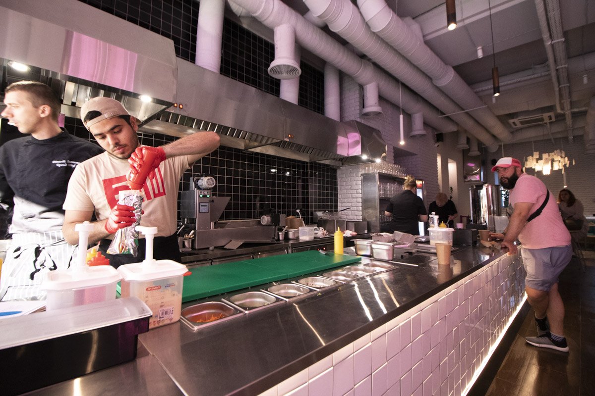 Открытая кухня, на которой готовят все заказы за 3 минуты