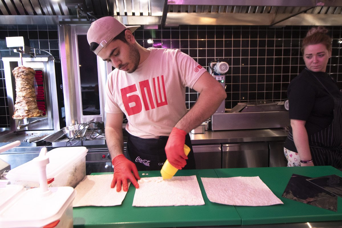 Готовят шаурму