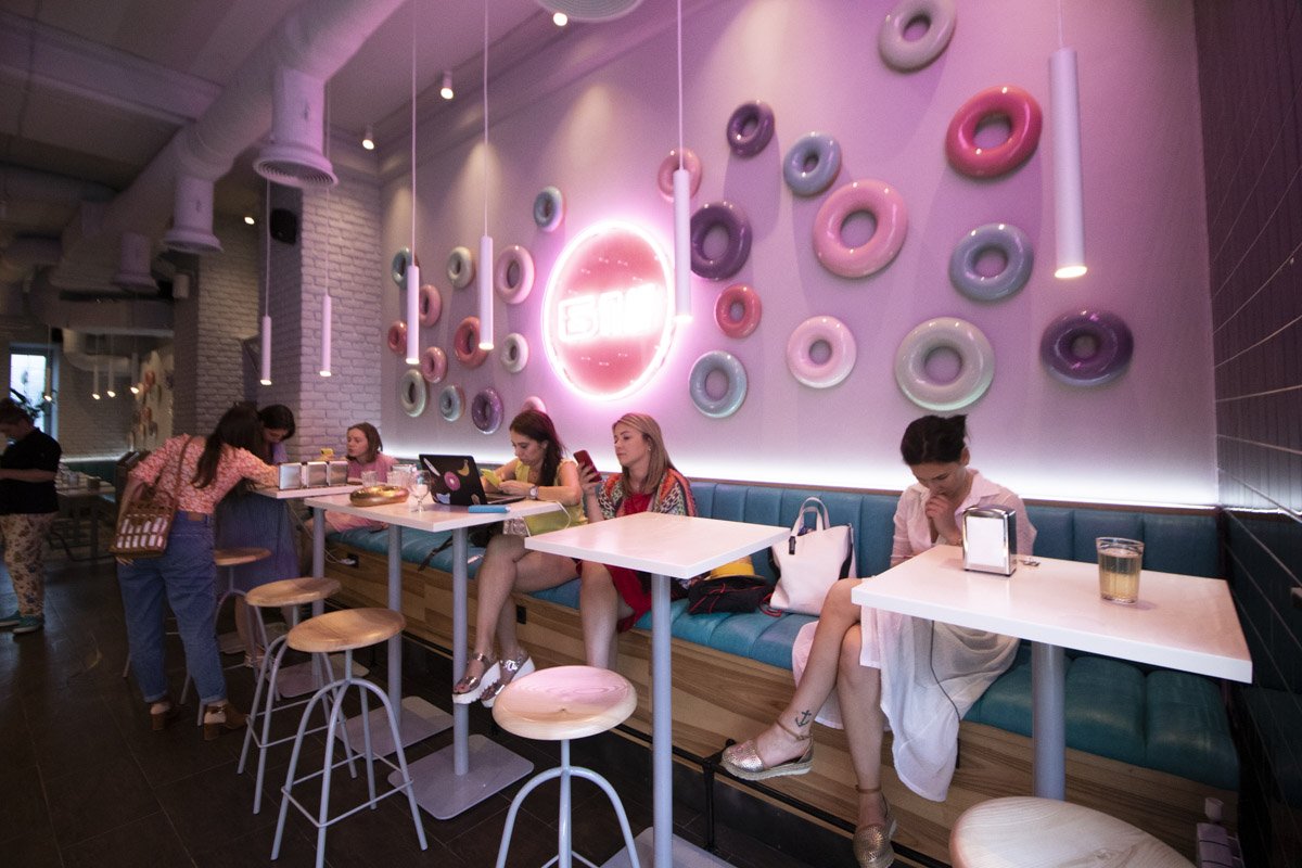 Стены БПШ украшают яркие пончики